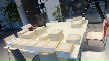 Cartons de bornes Wi-Fi disposés sur une table avant le déploiement