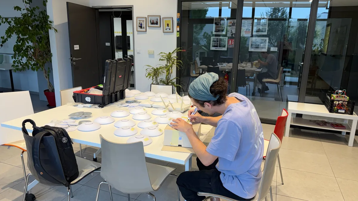 Préparation des bornes Wi-Fi avant leur installation dans les résidences