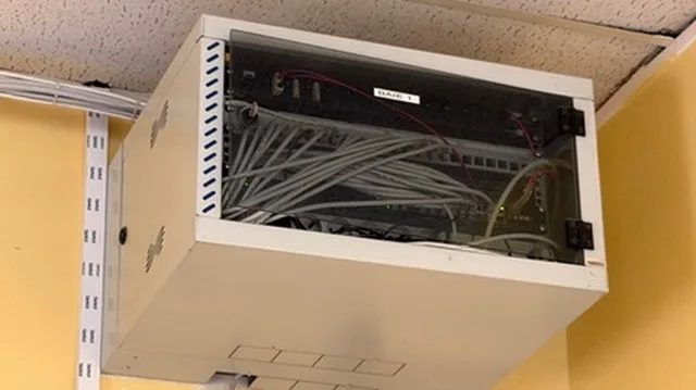 Baie réseau murale avec panneaux de brassage et câblage Ethernet