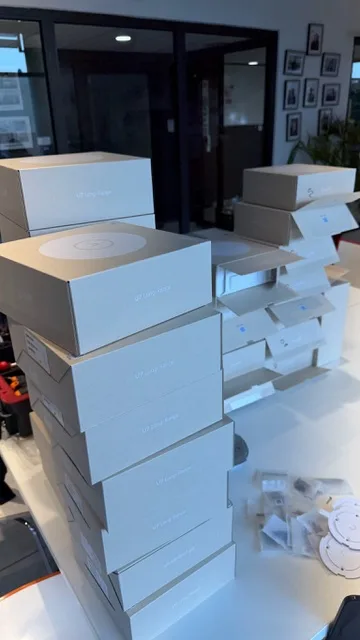 Cartons de bornes Wi-Fi réunis avant un déploiement