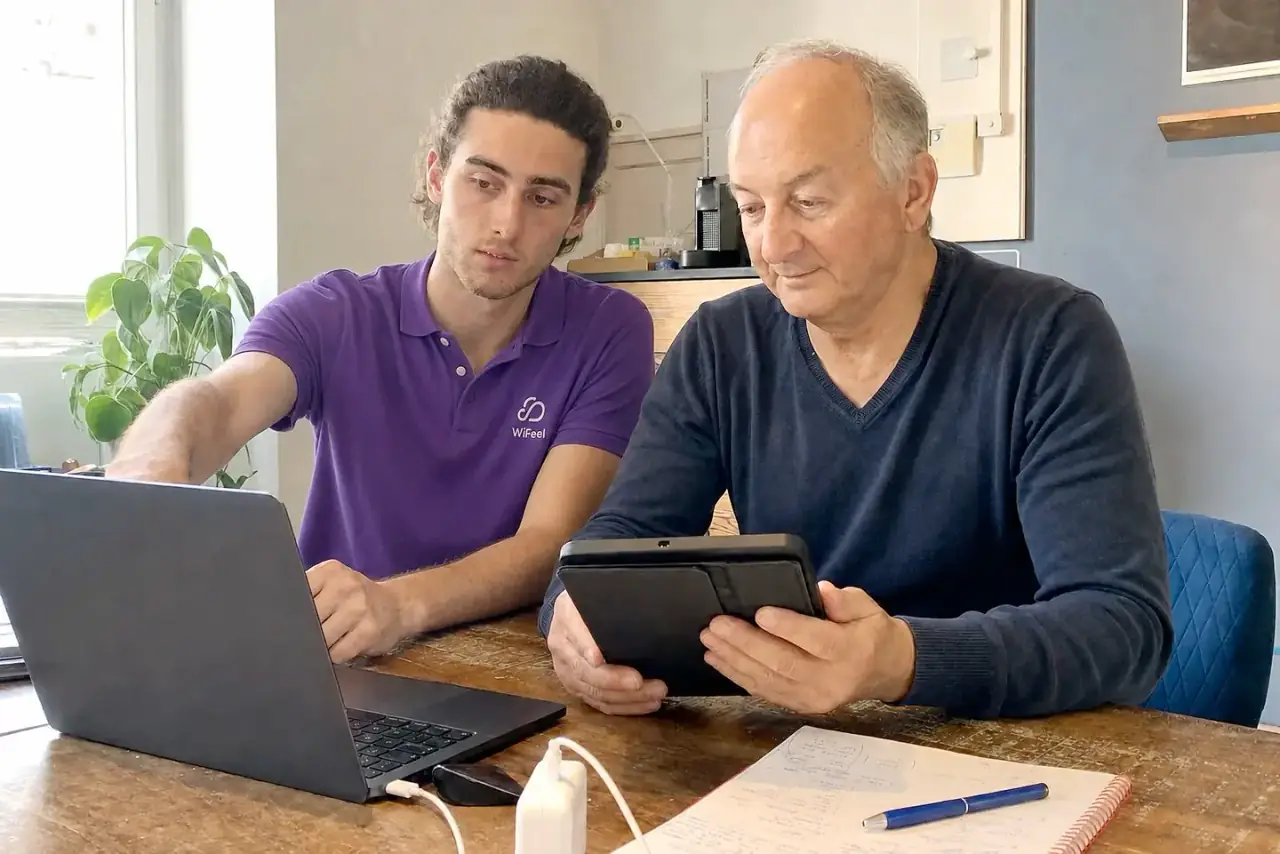 Conseiller WiFeel accompagnant un professionnel sur ses équipements